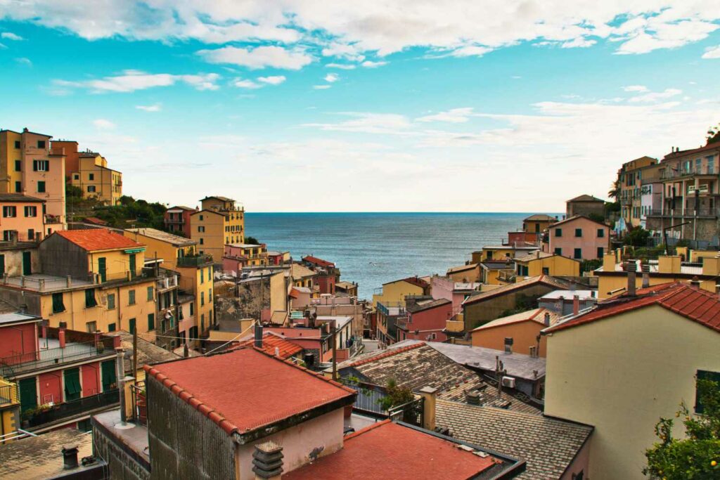 Khung cảnh bờ biển Địa Trung Hải nhìn từ nước Ý